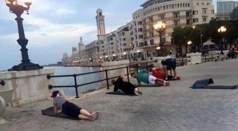 In gruppo, all'aperto, seguiti da un istruttore: a Bari spopola la "palestra d'estate"